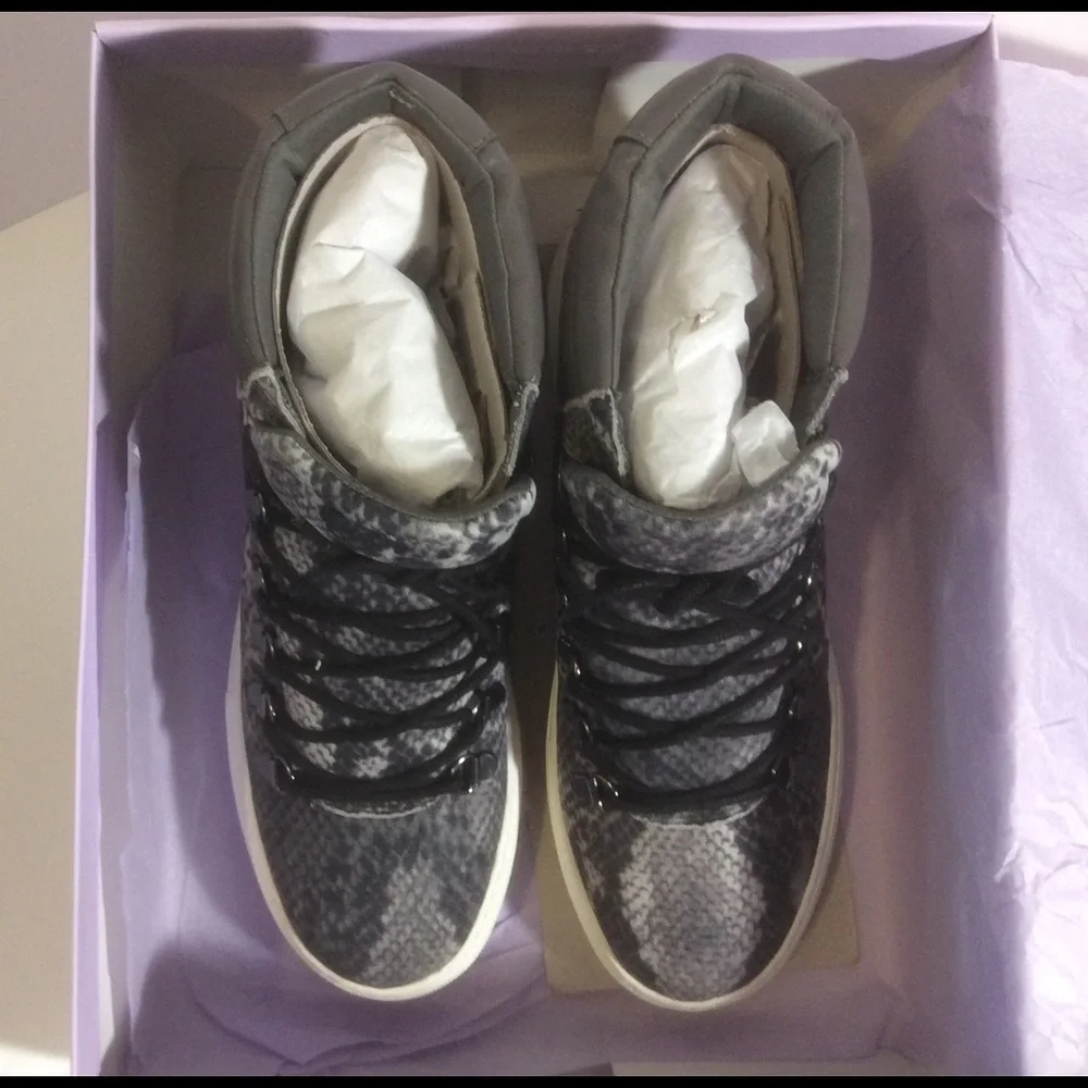 Madden Girl Sneakers High Top Gray Snake Print Lace Up Women’s Size 7.5